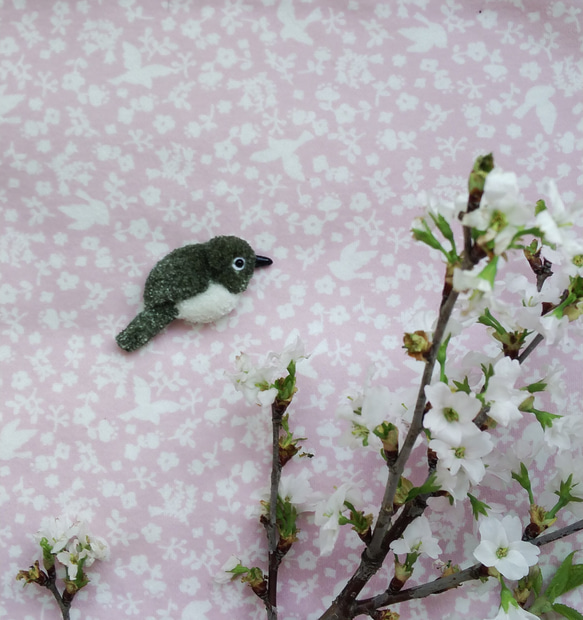 メジロの刺繍ブローチ　キーホルダー　野鳥　鳥 1枚目の画像