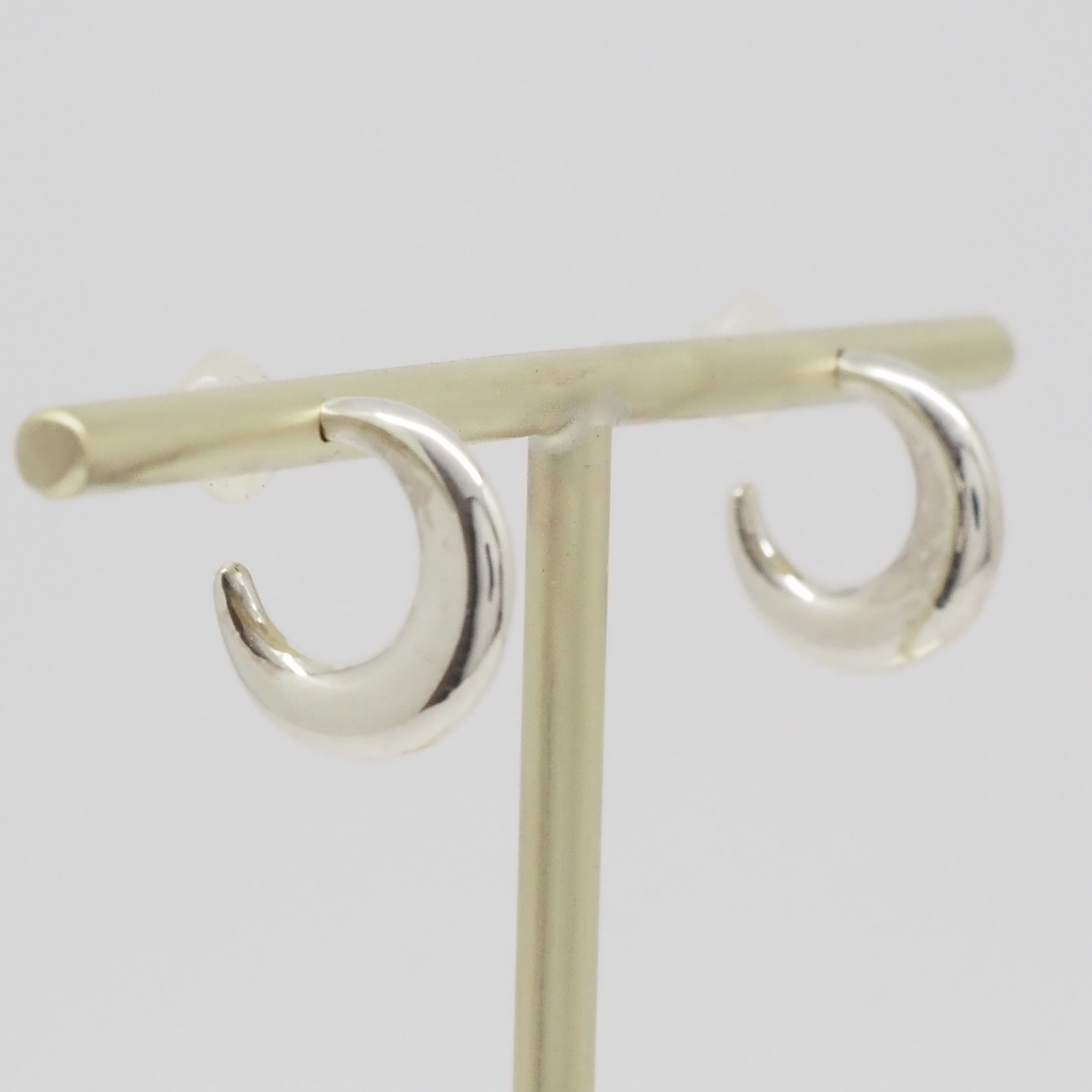 三日月ピアス　銀製（SILVER925）Crescent Moon