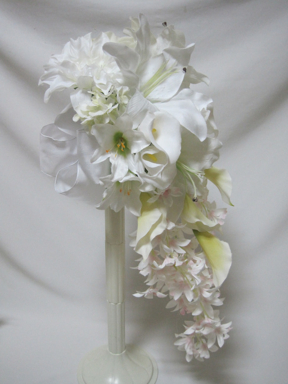 カサブランカのキャスケードブーケ♪ブートニア付き♪生花みたいに綺麗な造花です♪高品質なのに安い 16枚目の画像