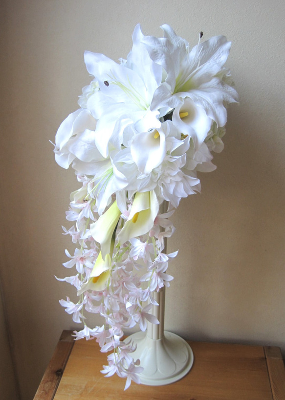 カサブランカのキャスケードブーケ♪ブートニア付き♪生花みたいに綺麗な造花です♪高品質なのに安い 3枚目の画像