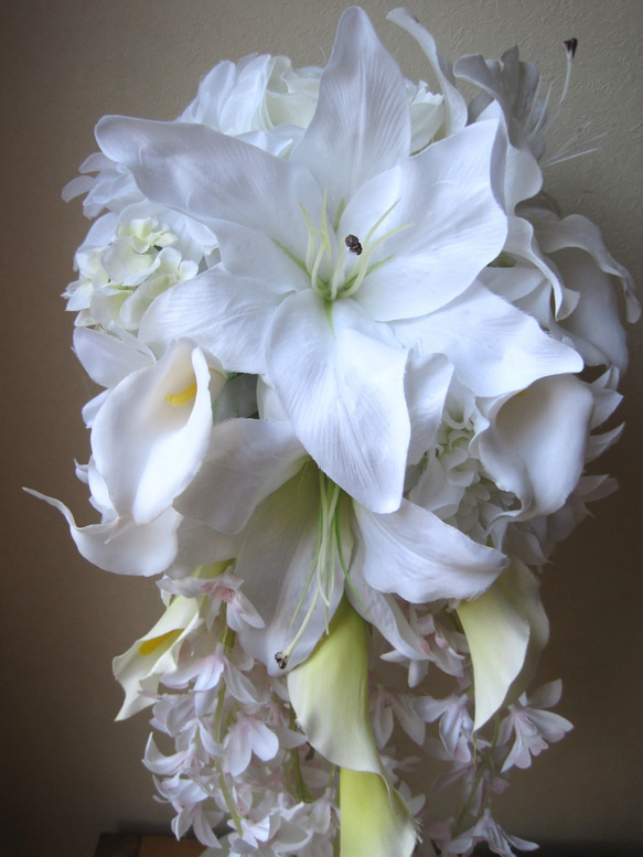 カサブランカのキャスケードブーケ♪ブートニア付き♪生花みたいに綺麗な造花です♪高品質なのに安い 2枚目の画像