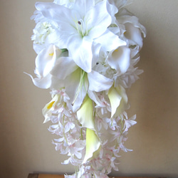カサブランカのキャスケードブーケ♪ブートニア付き♪生花みたいに綺麗な造花です♪高品質なのに安い 1枚目の画像
