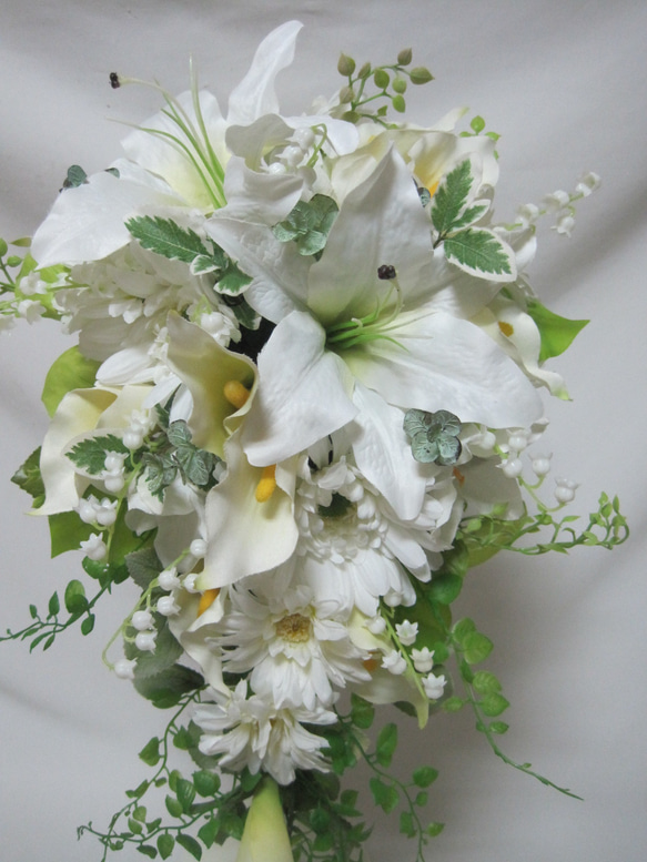 カサブランカのキャスケードブーケ♪ブートニア付き♪生花みたいに綺麗な造花です♪高品質なのに安い 10枚目の画像