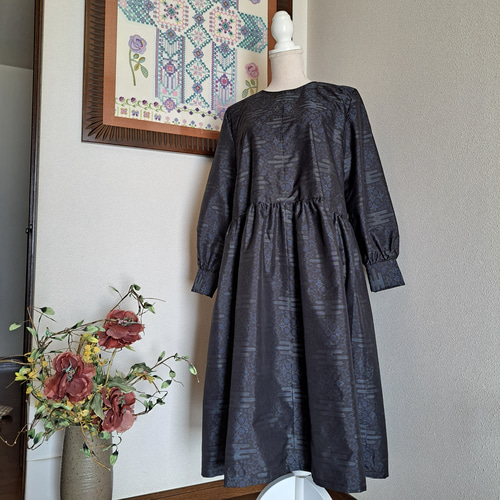 に　大島紬　リメイク　ギャザー　キャミワンピース　羽織　ポケット付き に 大島紬 リメイク ギャザー キャミワンピース 羽織 ポケット付き