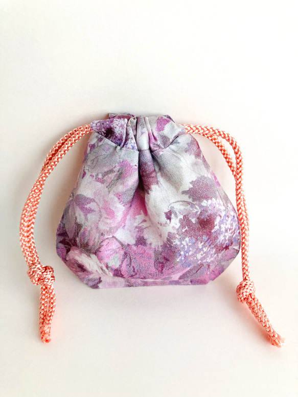 ♬ファブリック2024♬ 手縫いのミニ巾着袋 リバティ生地 ピンク 花柄 1枚目の画像