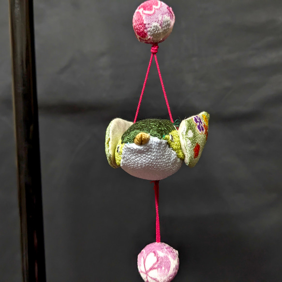 【吊るし飾り】メジロと桜の吊るし飾り 3枚目の画像