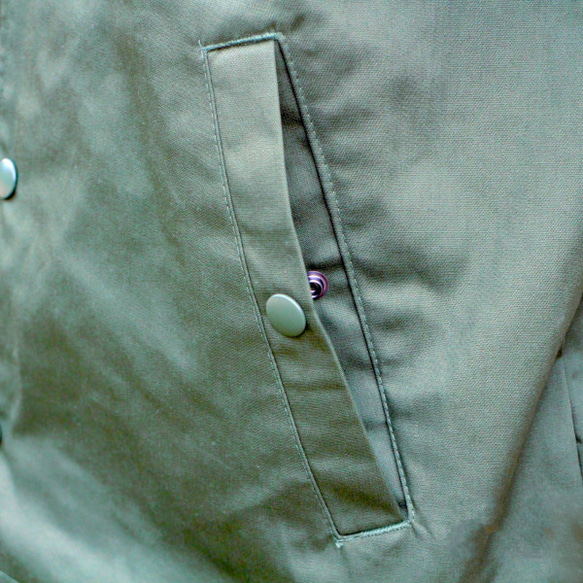 刺繍 コーチジャケット "HIDEAWAY" 防風 撥水 W-24001 オリーブ 6枚目の画像