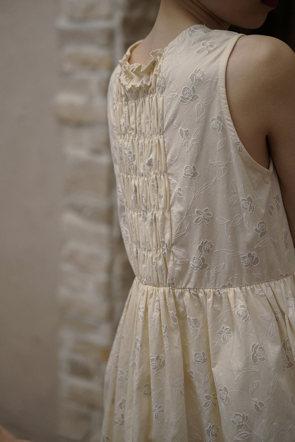 米黃色提花 日系清冷無袖圓領提花洋裝 春秋中長款背心連身裙 第8張的照片