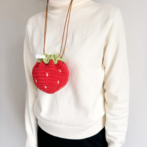 ハンドメイド・いちご刺繍のまるいポシェット ハンドメイド・いちご刺繍のまるいポシェット かわいいイチゴポーチの