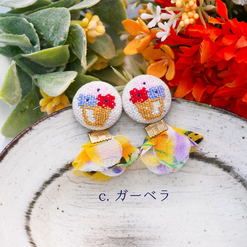 237 刺繍 くるみボタン ブローチ お花 ハンドメイド （ダイソー