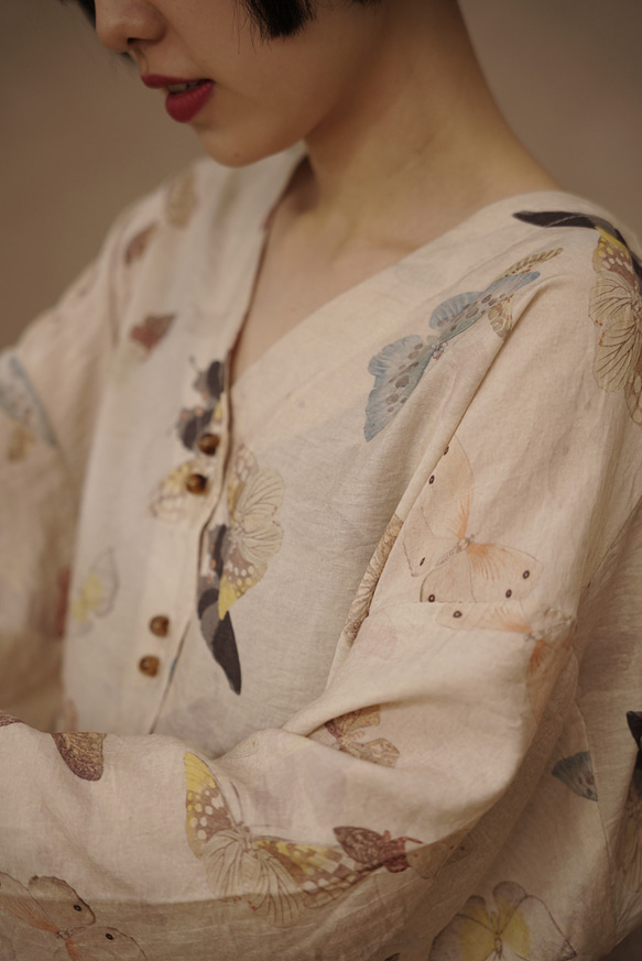 蝴蝶印花 新中式復古少女V領襯衫 日系寬鬆闊袖春秋短款開衫上衣 第8張的照片