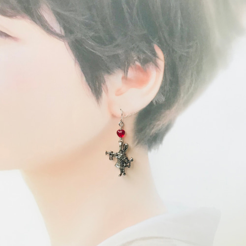 不思議の国のアリス」【白ウサギ (裁判 B)】ピアスorイヤリング ピアス