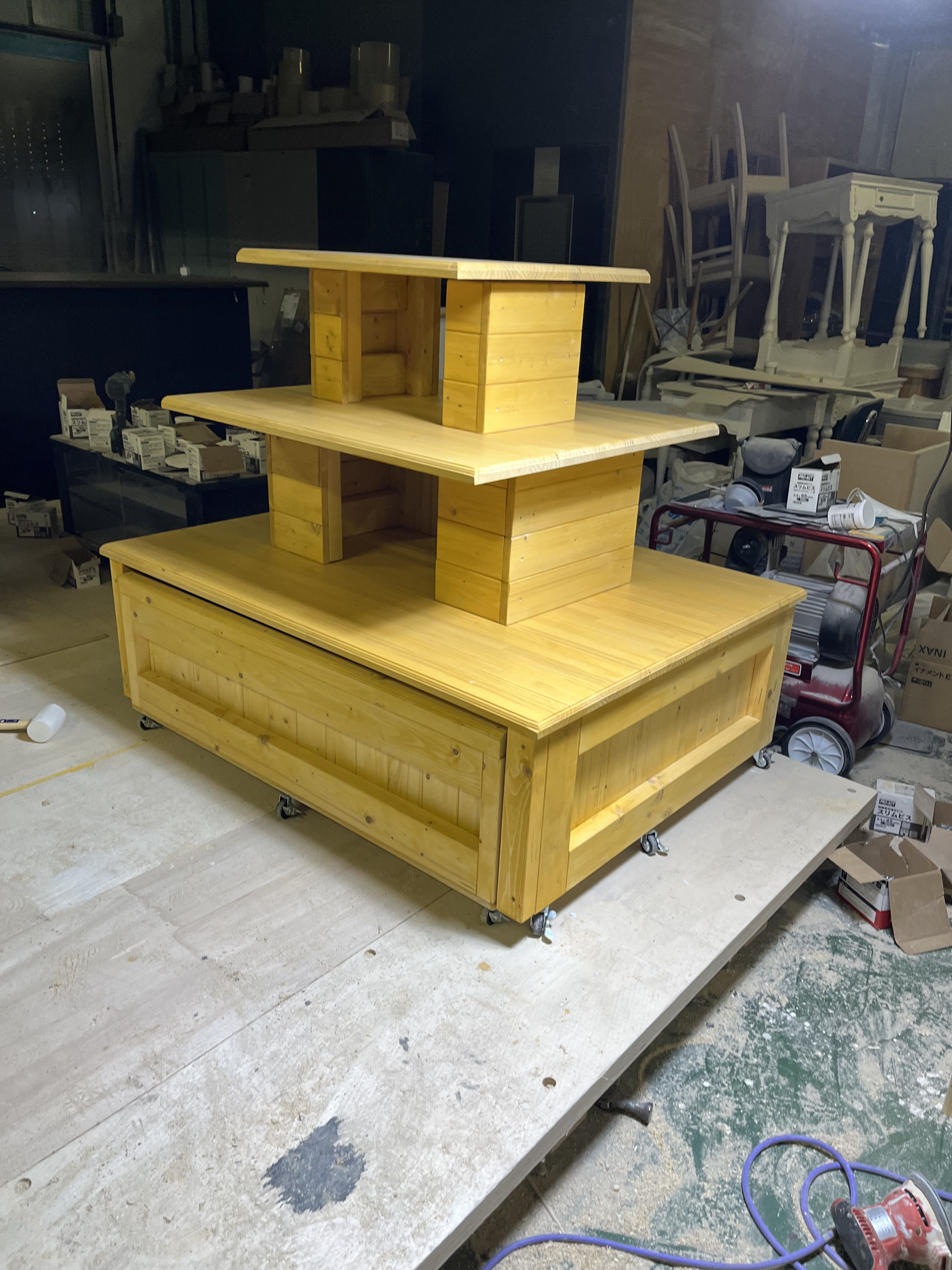 3段什器　ディスプレイラック　商品陳列