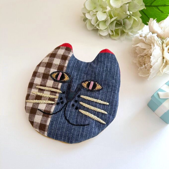 金のひげネコ顔ポーチ*ネコ*ねこ*リネン*藍色*刺繡*アップリケ*ネコ好きな方に*バック整理*小物入れ*** 2枚目の画像