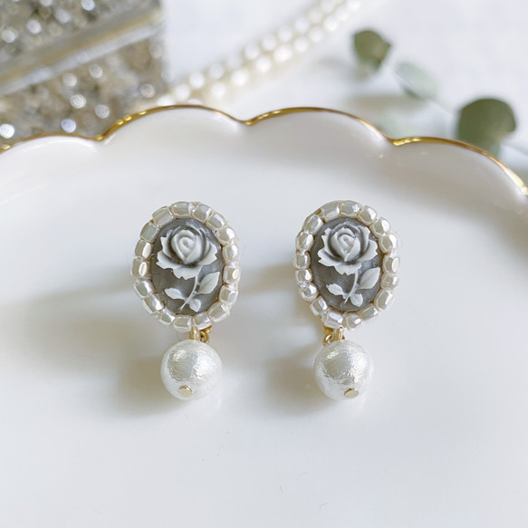 「Vintage Rose Cameo」　パールビーズ刺繍ピアス/イヤリング⭐︎col:グレー 4枚目の画像