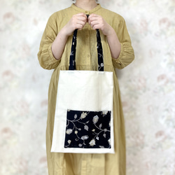 お花の刺繍レースの生地トートバッグ　A４サイズ　裏地付き　便利な外ポケット付き　軽量バッグ 1枚目の画像