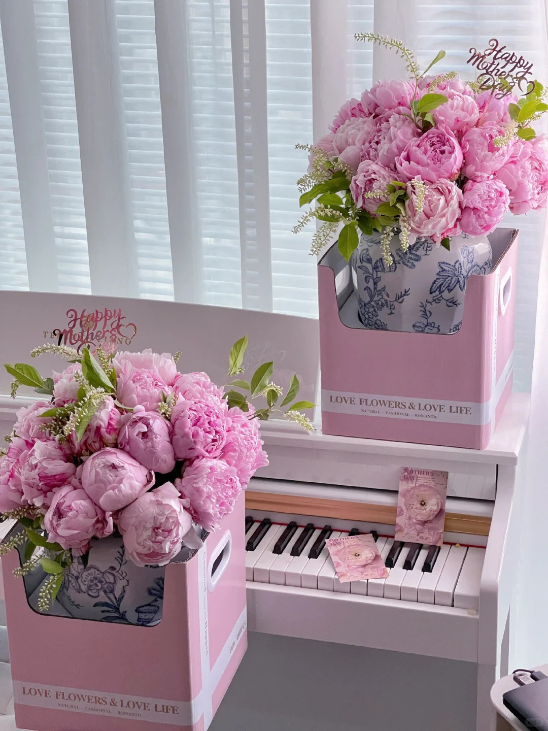 陶器の花瓶と花の組み合わせ【生花】シャクヤク　サラベル