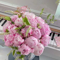 陶器の花瓶と花の組み合わせ【生花】シャクヤク　サラベル 2枚目の画像