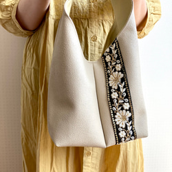 春の福袋　インド刺繍ラウンドバッグ＆光沢がきれいなサブバッグ　サブバッグにもちょうどよいサイズ　軽量バッグ 12枚目の画像