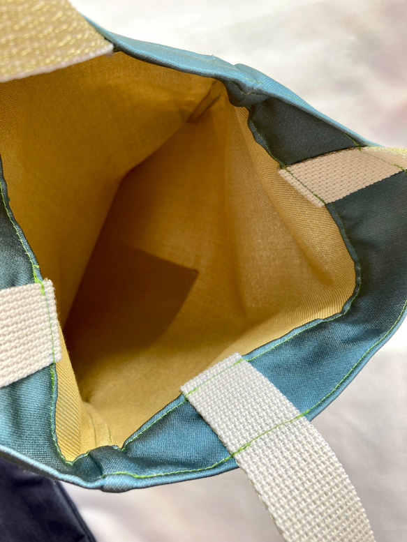 ミントグリーンな春バッグ　光沢バッグ　便利サイズ　サブバッグにちょうどよいサイズ　軽量バッグ　畳めるバッグ　 10枚目の画像