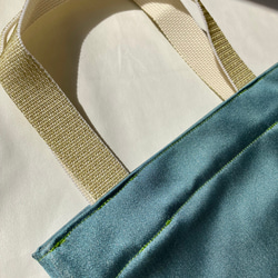 ミントグリーンな春バッグ　光沢バッグ　便利サイズ　サブバッグにちょうどよいサイズ　軽量バッグ　畳めるバッグ　 11枚目の画像