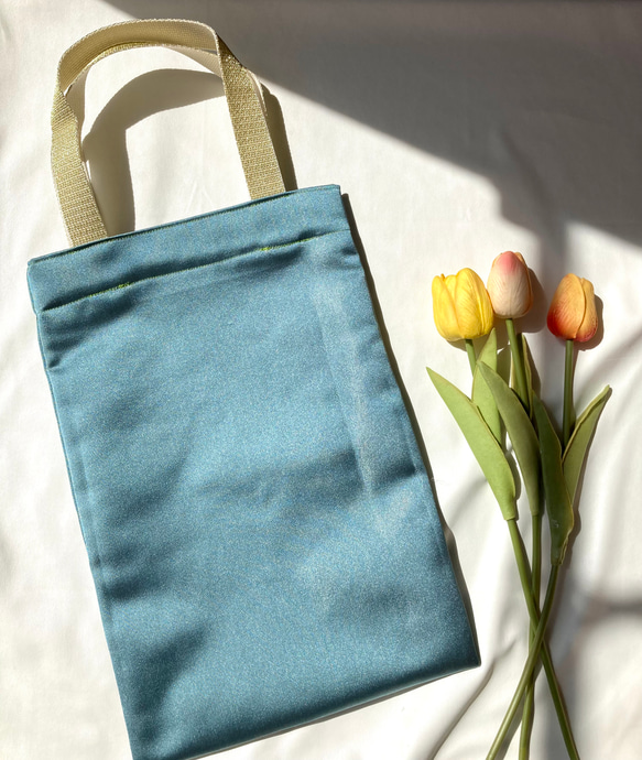 ミントグリーンな春バッグ　光沢バッグ　便利サイズ　サブバッグにちょうどよいサイズ　軽量バッグ　畳めるバッグ　 6枚目の画像