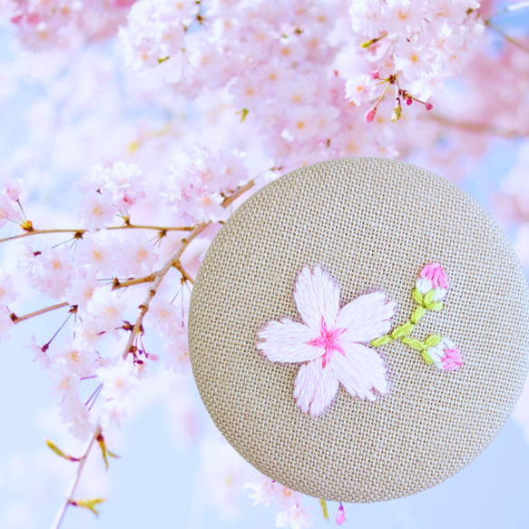 桜の刺繍くるみボタン  (選べるブロ―チorヘアゴム) 1枚目の画像