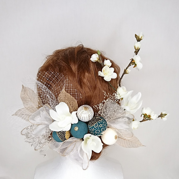 【一点限定】梅とちりめん玉とリボンのヘッドドレス 成人式 卒業式 和装 和装髪飾り 造花 ブルー ホワイト 4枚目の画像
