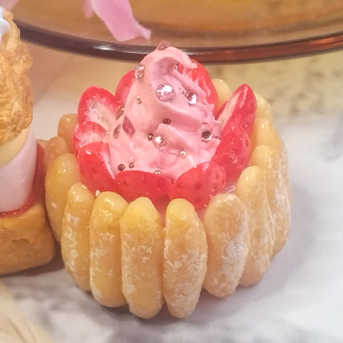 イチゴのミルフィーユとイチゴシャルロットのセット スイーツデコ 