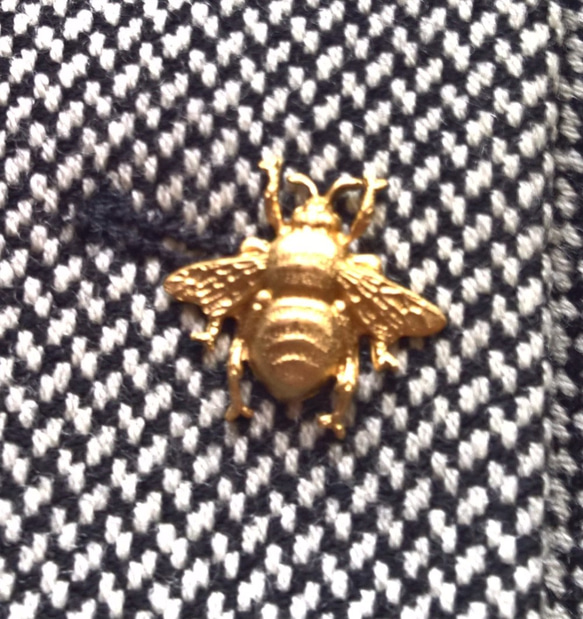 【bumble bee 　蜂　　真鍮の　ピンブローチ】男性にも　ラッキーモチーフ　　虫　ハチ 2枚目の画像