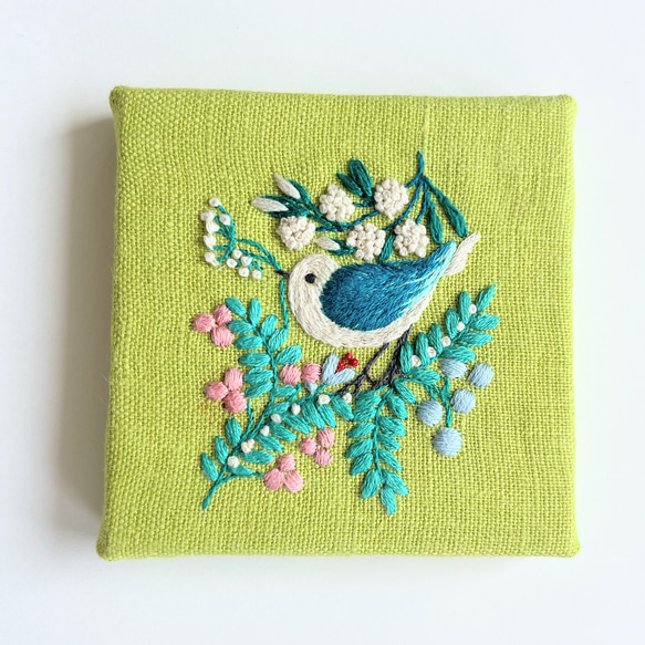 ことりと草花の刺繍パネル【Botanical】 1枚目の画像