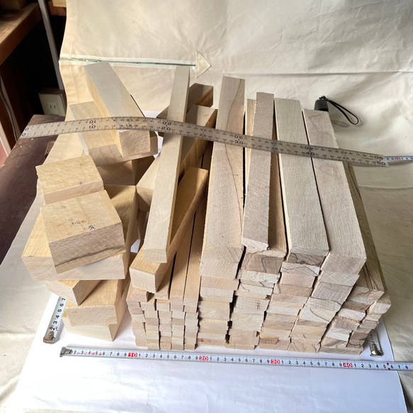 樫 乾燥材 端材 平 角 ブロック22.5kg(Ｂ2375)杭 DIY 木工 彫刻 工作 柄 ばち ヌンチャク 拍子木 2枚目の画像
