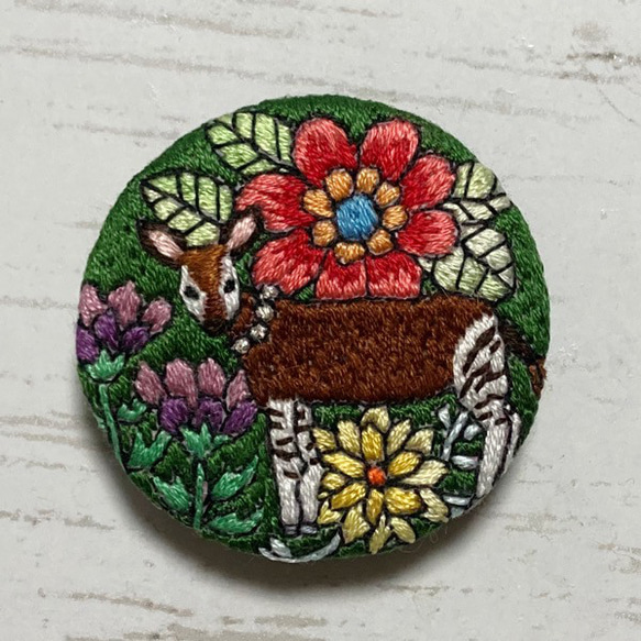 手刺繍オリジナルブローチ＊花とオカピ 1枚目の画像