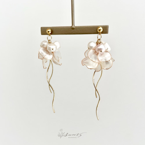 feminine〜ﾌｪﾐﾆﾝ】花びらのらせんピアス・イヤリング ピアス