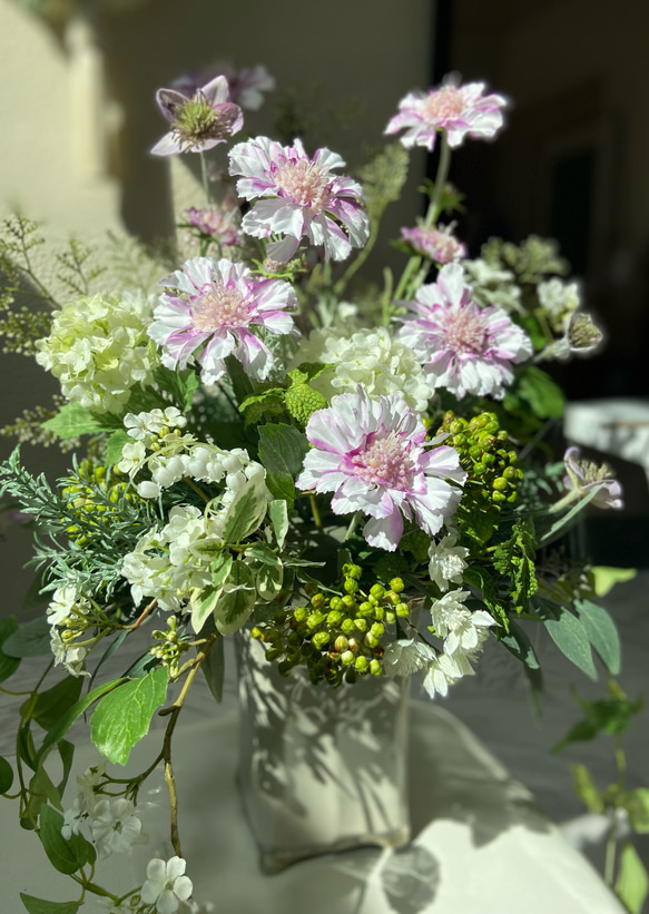 生花以上　花色 -hanairo−の造られた花【スカビオサを使って　ふんわり柔らかなアレンジメント】 5枚目の画像