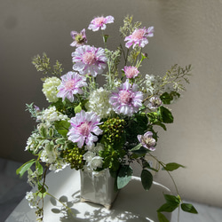 生花以上　花色 -hanairo−の造られた花【スカビオサを使って　ふんわり柔らかなアレンジメント】 3枚目の画像