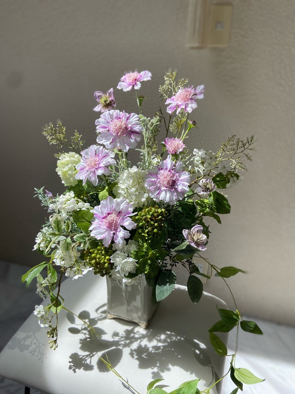 生花以上　花色 -hanairo−の造られた花【スカビオサを使って　ふんわり柔らかなアレンジメント】 3枚目の画像