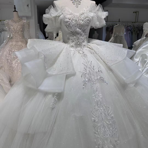 ふんわりシルエットのプリンセスライン ウエディングドレス