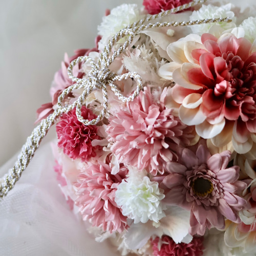 和装の前撮りなどにぴったりの可愛いピンクボールブーケ 造花ブーケ