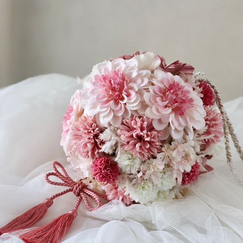 和装の前撮りなどにぴったりの可愛いピンクボールブーケ 造花ブーケ