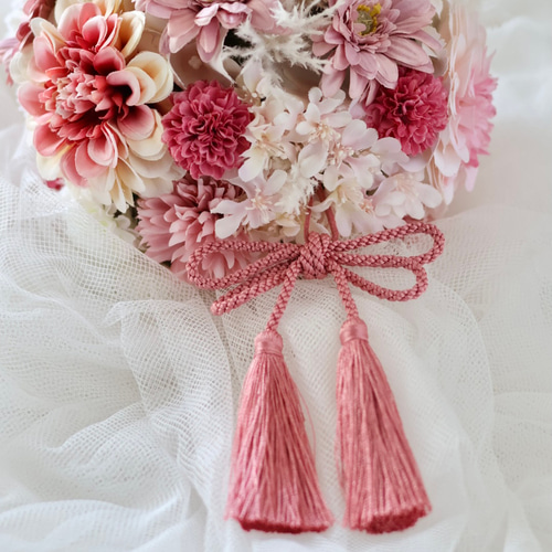 和装の前撮りなどにぴったりの可愛いピンクボールブーケ 造花ブーケ