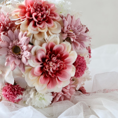 和装の前撮りなどにぴったりの可愛いピンクボールブーケ 造花ブーケ