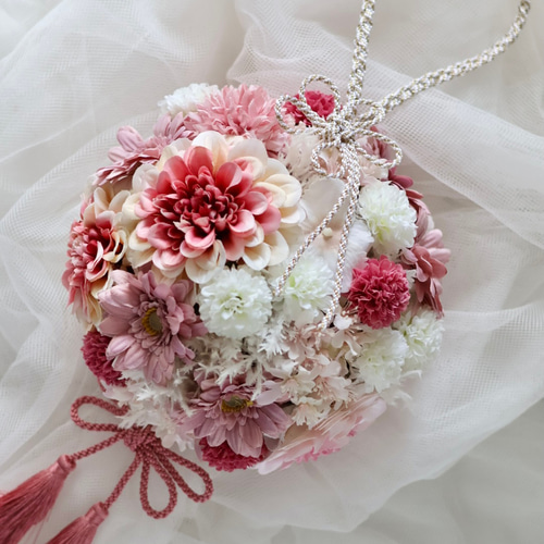 和装の前撮りなどにぴったりの可愛いピンクボールブーケ 造花ブーケ