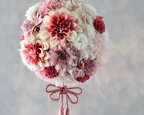 和装の前撮りなどにぴったりの可愛いピンクボールブーケ 造花ブーケ