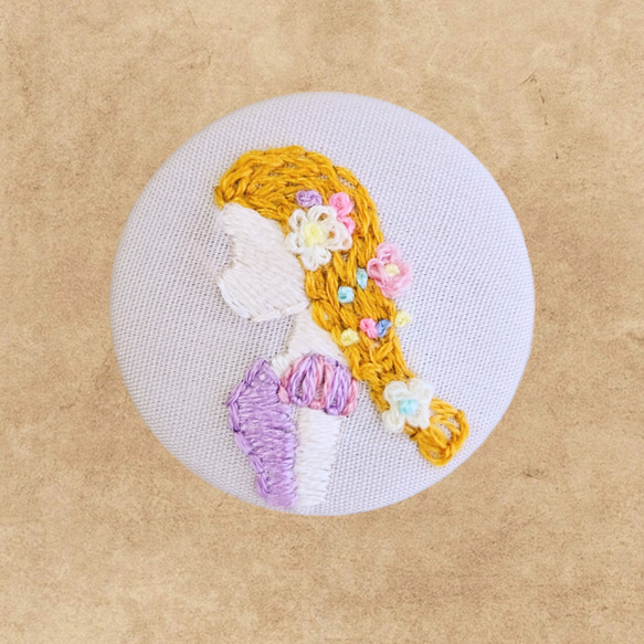 プリンセスの刺繍くるみボタン  (選べるブロ―チorヘアゴム) 2枚目の画像