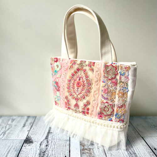 インド刺繍リボンが美しい 白いレースに透けるエスニックなトート
