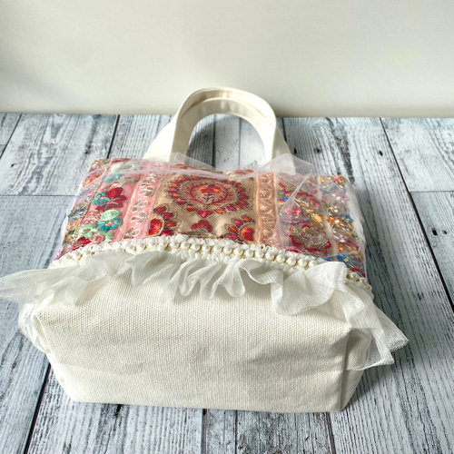 インド刺繍リボンが美しい 白いレースに透けるエスニックな