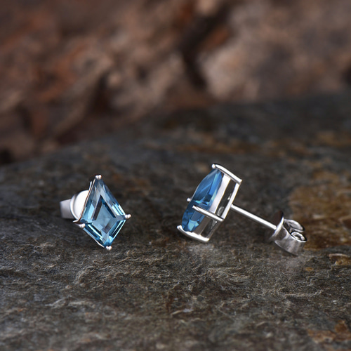 ポメころび◆スイスブルートパーズピアス✧トライアングルファセットカット ポメころび◇スイスブルートパーズピアス✧トライアングルファセット