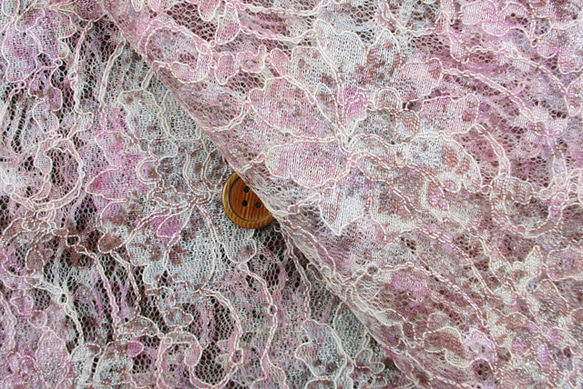 ラメ入りコード花柄ラッセルレース生地　ぼかしプリント　ピンク系　（約145ｃｍ×約50ｃｍ）la799 2枚目の画像