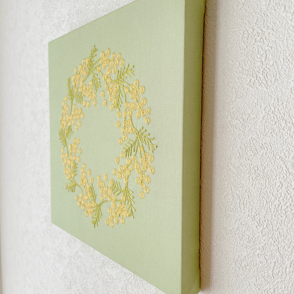 【送料無料】木製ファブリックパネル　ミモザリース刺繍　グリーン　23×23cm 8枚目の画像